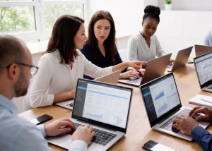 Equipe travaillant autour d'une table