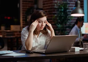 Femme fatiguée et stressée au bureau