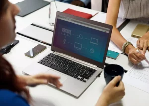 Equipe dans un bureau pour le déploiement d'un logiciel