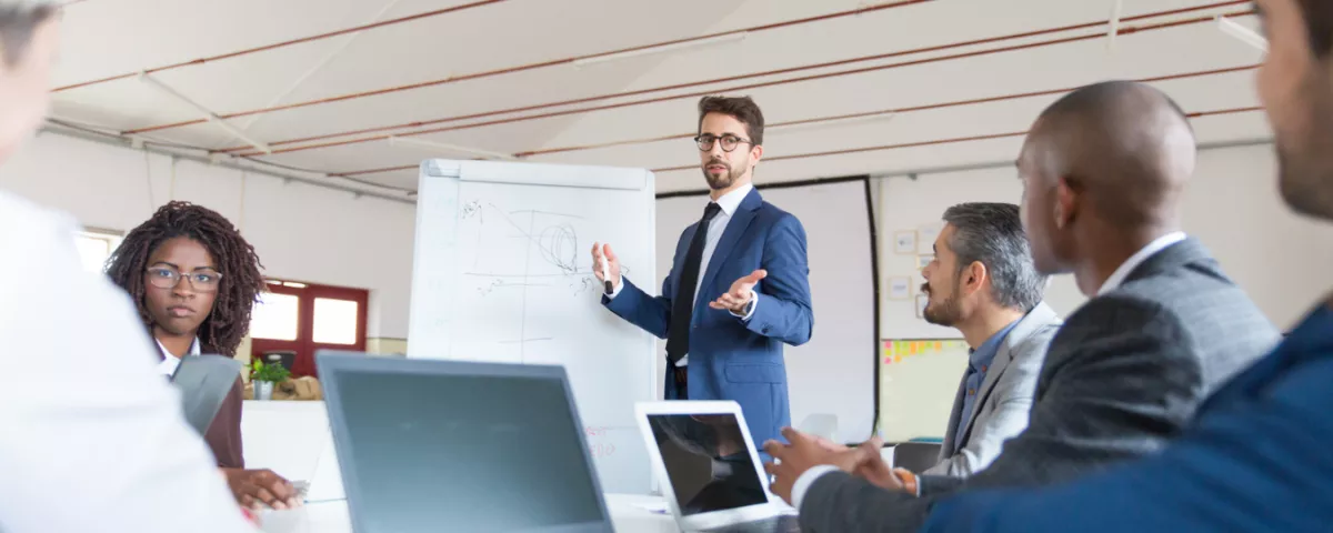 Réunion de formation professionnelle illustrant la méthode pas à pas du plan de développement des compétences.