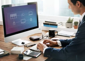Analyse indicateurs de performance sur ordinateur pour réussir l'adoption logicielle en entreprise.