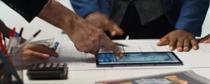 Collaborateurs en entreprise utilisant une tablette tactile pour se former aux nouveaux outils numériques