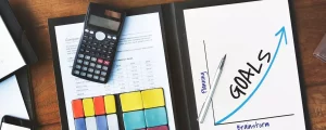 Outils d'analyse de données, calculatrice et documents stratégiques pour le pilotage de la croissance et l'atteinte des objectifs d'entreprise.